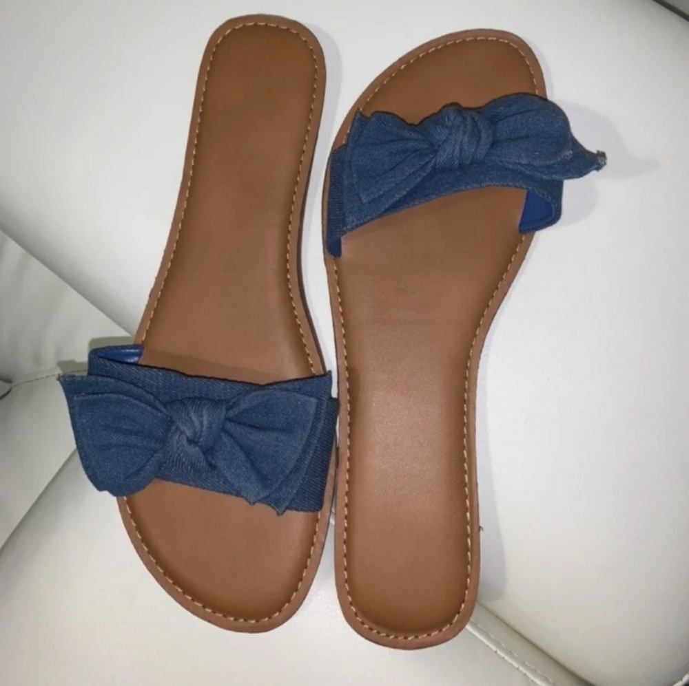 Flat sandals